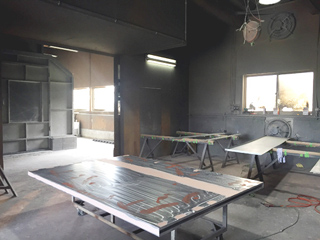 焼付塗装工場内部